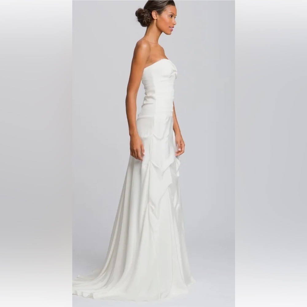 Nicole Miller Silk Crêpe de Chine Strapless Gown
IVORY